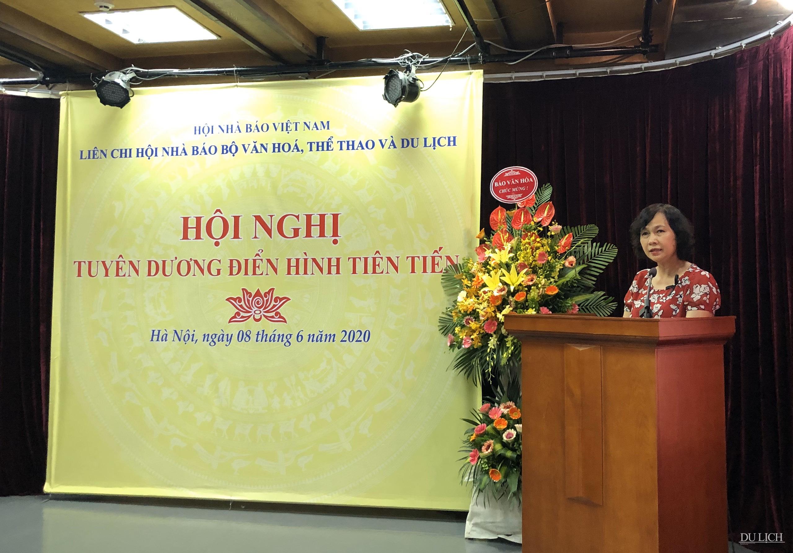 Bà Hà Thị Hồng Dương - Ủy viên Ban Chấp hành, Trưởng ban Công tác hội, Hội Nhà báo Việt Nam phát biểu tại Hội nghị